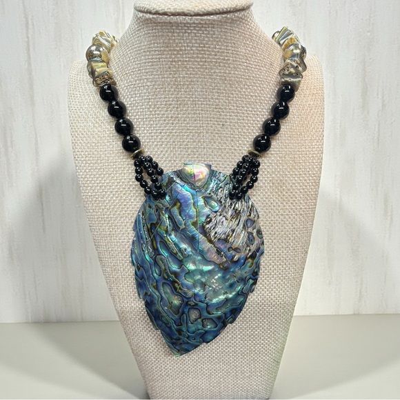 Vintage Jewelry - Elegant Vintage Abalone Shell Necklace